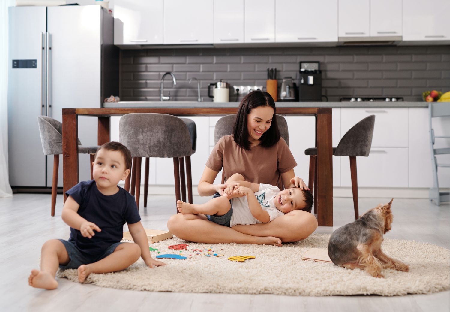 Familia jugando junta en el suelo de casa